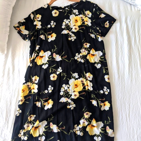 Short black dress with floral design, size S - Picture 1 of 2